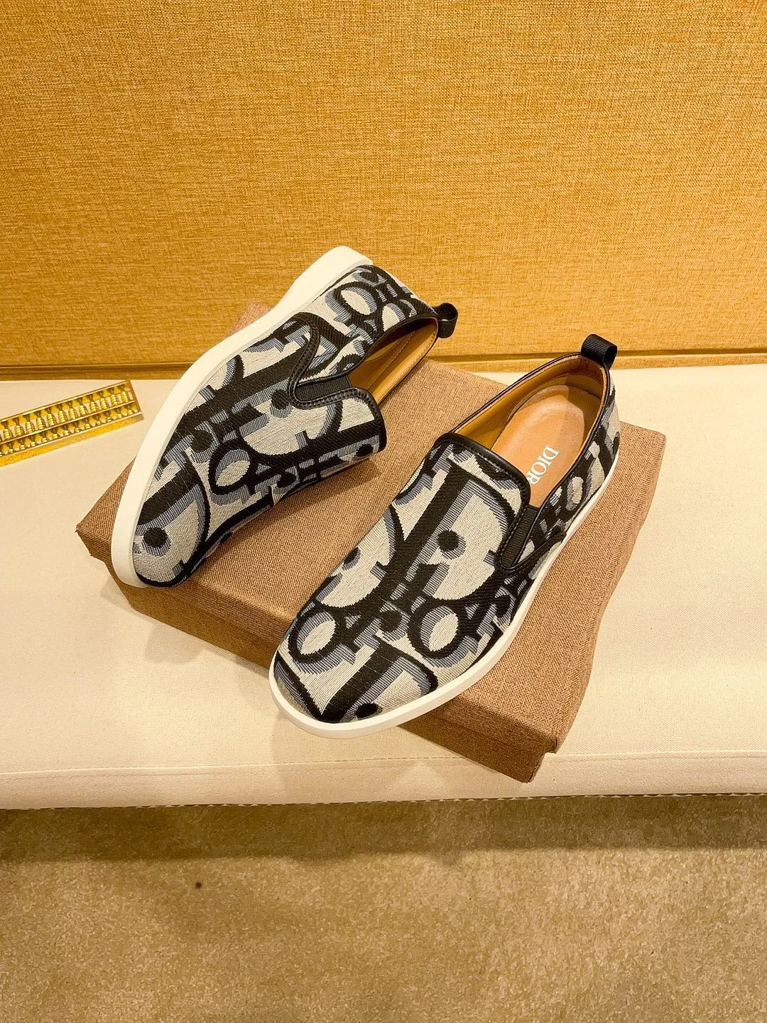 Factory price 380🔥[Dior] The latest 2024 new model is carefully crafted and set off the audience! An international brand that continues to innovate. This men's all-season casual shoe, the original version, has an all-leather upper, breathable and comfortable leather feet ➕Rubber non-slip outsole, breathable and comfortable, quality speaks for itself👄Color: two colors Size: 38-44